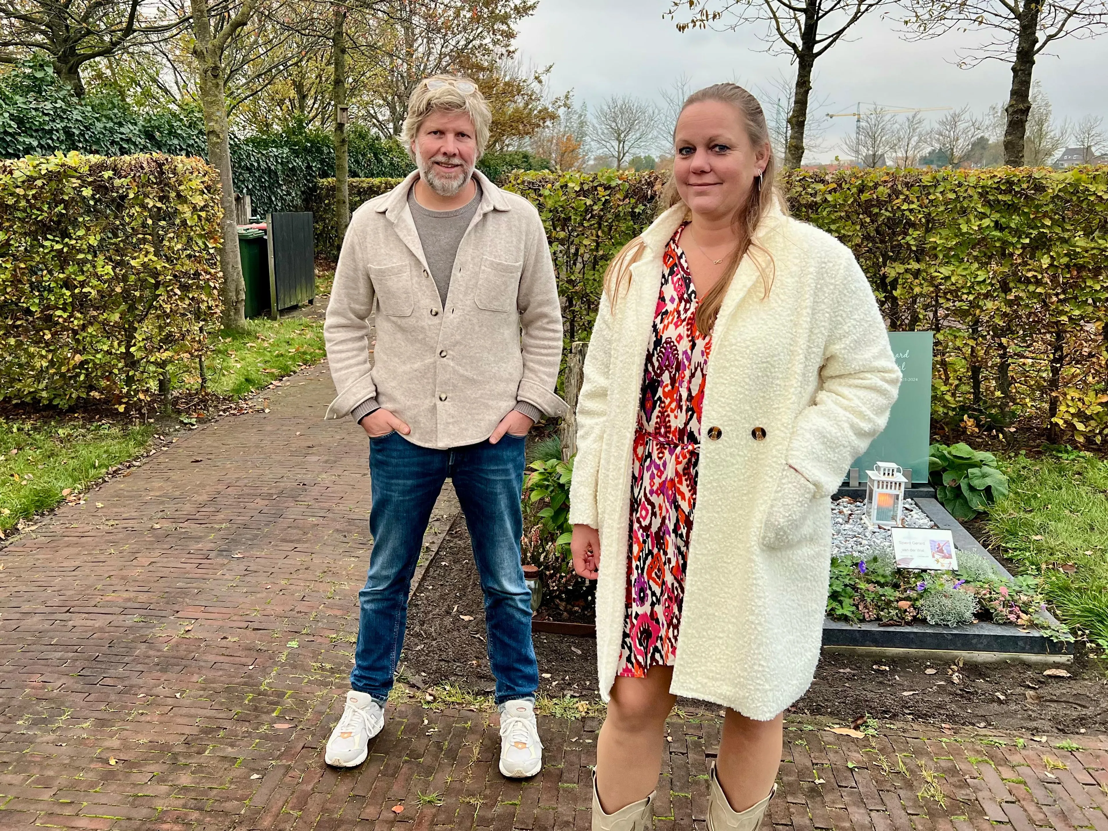 Wat voor Rozemarijn en Arie begint als iets kleins tussen buurman en buurvrouw, groeit via berichtjes en een wandeling uit tot liefde. Tot een diagnose alles stilzet.