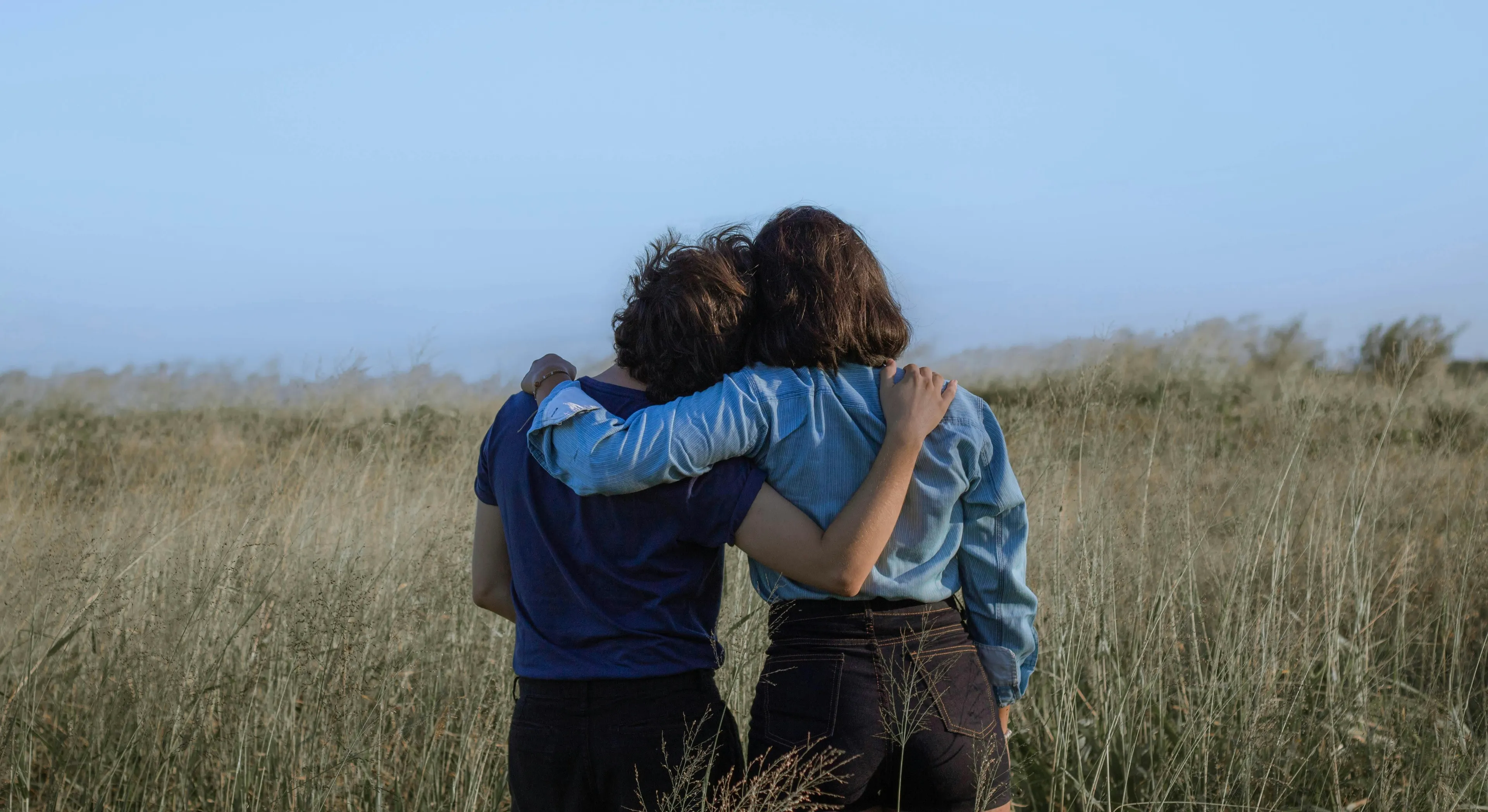 Juist in een periode van rouw en verlies zijn vrienden ontzettend belangrijk. Je kunt met hen praten over wat je hebt meegemaakt en wat je voelt. Ze steunen je door naar je te luisteren, door je jezelf te laten zijn, ook in je verdriet. Bovendien bouwen ze een brug naar het leven dat doorgaat: nemen je mee eropuit, wanneer je zelf de zin en motivatie even niet kan opbrengen. Als een vriend je heel nabij blijft in je rouw is dat onbetaalbaar en troostrijk.
