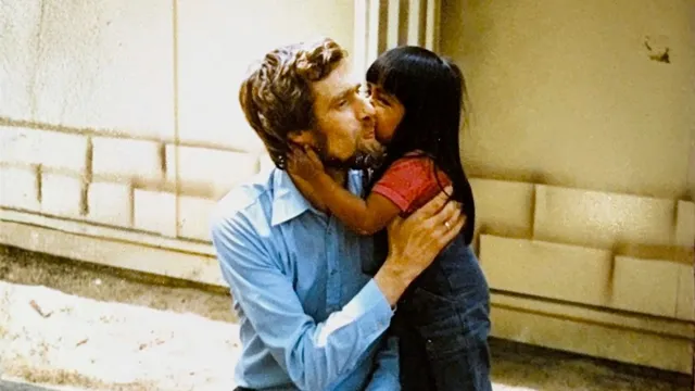 Toen Mirah's vader Theo op latere leeftijd ernstig ziek werd – met onder meer dementie en een longziekte – bleef hij een opmerkelijke rust en vriendelijkheid uitstralen. Zelfs in het ziekenhuis spreken onbekenden hem aan: "U heeft iets bijzonders.".