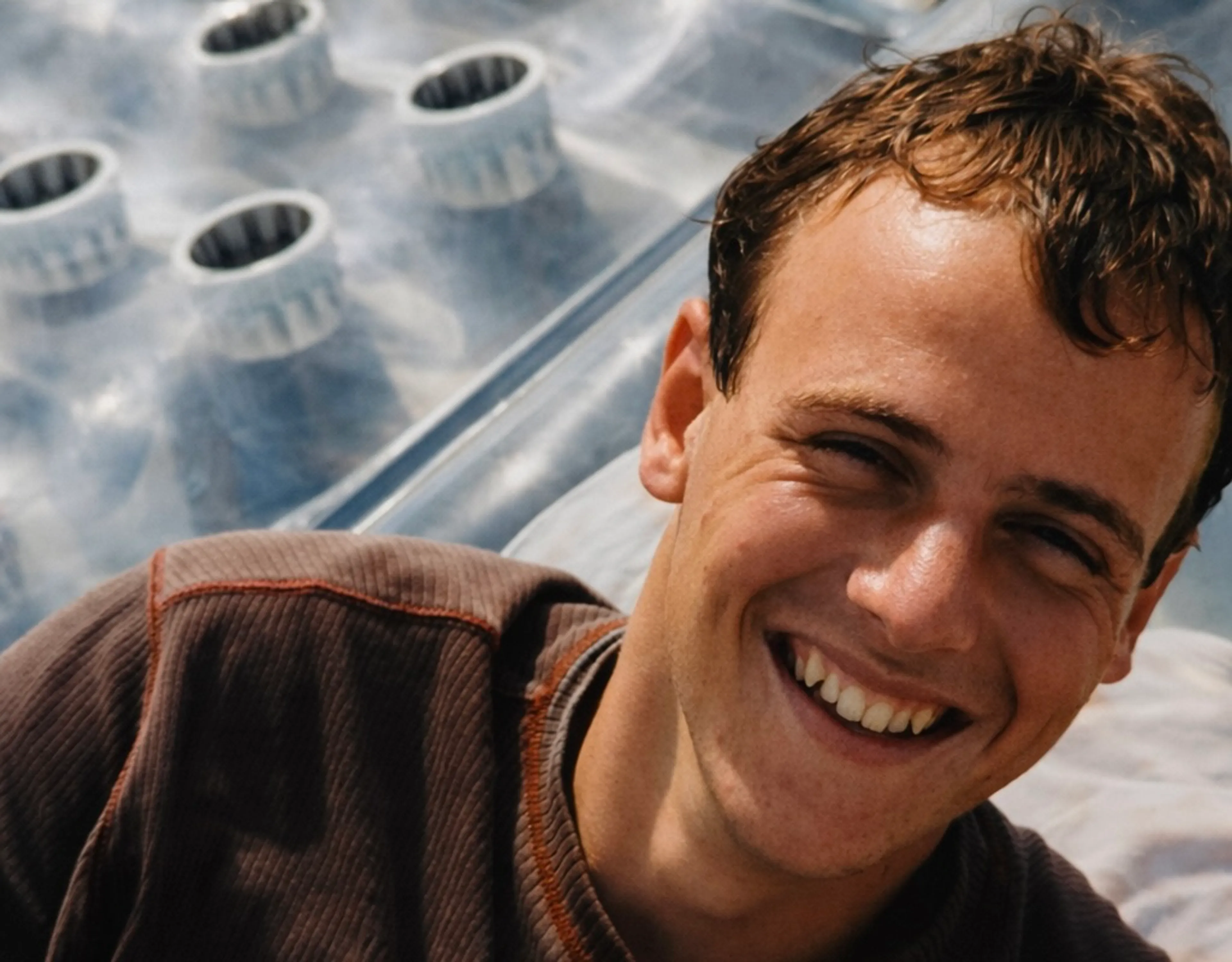 “Kan herdenken ook een verplichting worden?” vraagt Bianca zich af. Na elf jaar ontdekt ze hoe snel een gewoonte, een ritueel of een gesprek kan veranderen in iets wat moet.