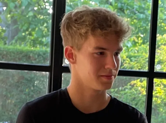 Manon is twintig, studeert verpleegkunde, heeft vriendinnen en een stralende glimlach. Maar achter die glimlach schuilt iets wat je niet ziet. Ruim drie jaar geleden verloor ze haar vriend Jis. Er gaat geen dag voorbij dat ze niet aan hem denkt. Toch straalt ze als ze over hem vertelt. “Hij was zo’n lieve, leuke en knappe jongen. Ik wilde dat ik hem had kunnen helpen. Maar ik denk dat hij die keuze al had gemaakt.”.