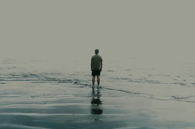 Zelfs temidden van liefde en steun kan iemand worstelen met een zware, onzichtbare strijd. De zelfgekozen dood van een dierbare komt vaak als een onverwachte klap voor familie en vrienden. De pijn van onbegrip en machteloosheid blijft; de vraag of hulp verschil had kunnen maken, echoot eindeloos na.