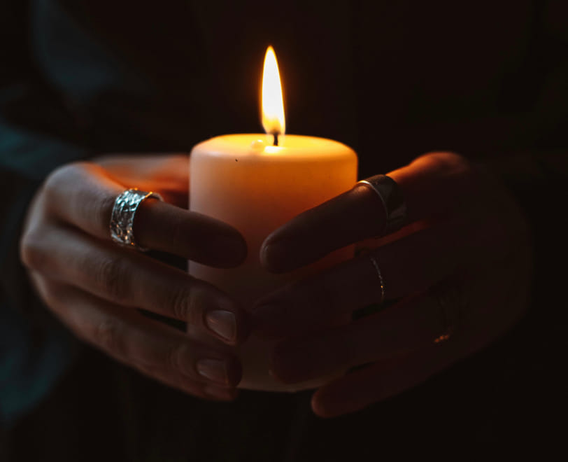 Steek een kaarsje aan voor Emiel, de tweelingbroer van zangeres S10