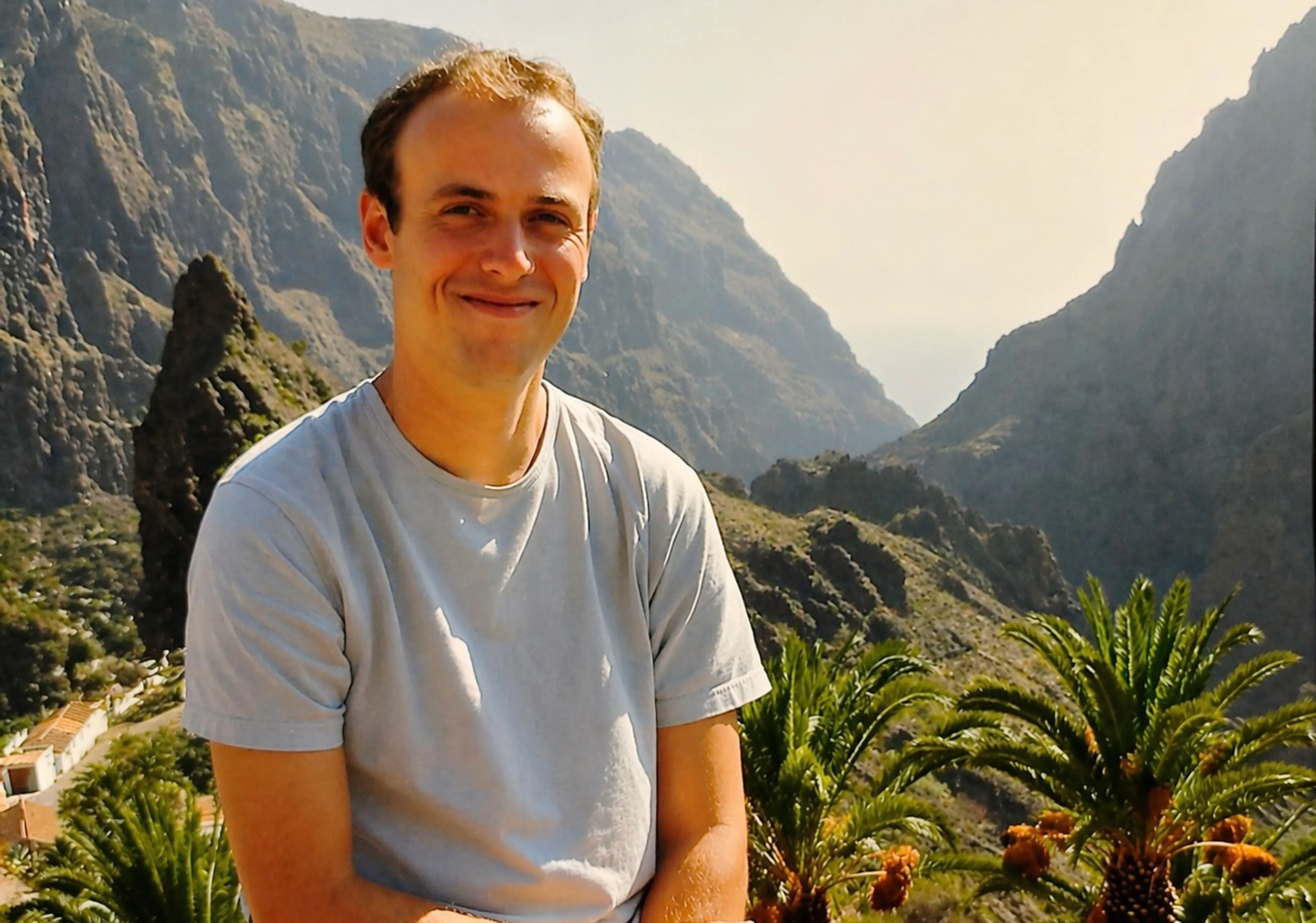 Bianca heeft een nieuwe baan. Nieuwe collega's, een nieuwe naam op papier en onvermijdelijk: nieuwe vragen. Want hoe vertel je aan mensen die je nog niet kennen dat je man er niet meer is?