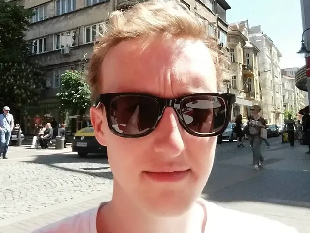 Ed en Hilly vormen een normaal, liefdevol gezin met hun zoons Arnold en Aron. Ze doen er alles aan om hun jongens een veilige en liefdevolle jeugd te geven. Ondanks de zorg en aandacht van zijn ouders, zondert Aron zich steeds verder af. Tot hij op een dag van huis fietst en een einde aan zijn leven maakt. “We draaiden de film wel honderd keer terug, maar we zagen het niet, begrepen het niet.”.