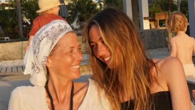 Twee jaar geleden overleed Daniëlle van ’t Schip (55) aan kanker. De dochter van Willeke Alberti en Joop Oonk stond bekend als schrijfster en was getrouwd met voetbaltrainer John van ‘t Schip. Ter nagedachtenis aan haar zingen haar dochter Estelle en vader Joop een zelfgeschreven lied.