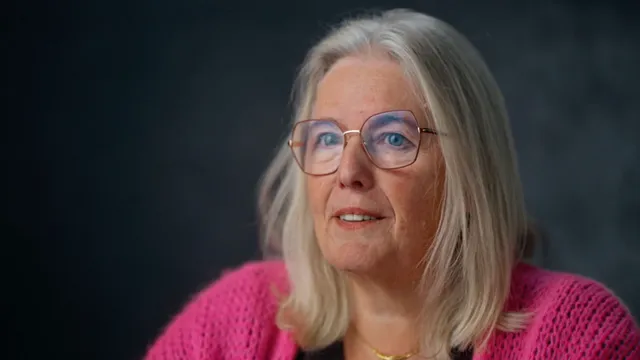 Het leven van de vijftienjarige Aura Laumen veranderde voorgoed toen haar vader overleed door een explosie bij het chemiebedrijf DSM. Een zenuwslopende week volgde, waarin tevergeefs gezocht werd naar zijn stoffelijke resten. In de nieuwe EO-documentaire De ochtend van ’75 vertelt Aura over het gemis van een afscheid: “Ik heb zo vaak gedacht dat ik hem zag autorijden of over straat zag lopen.”.