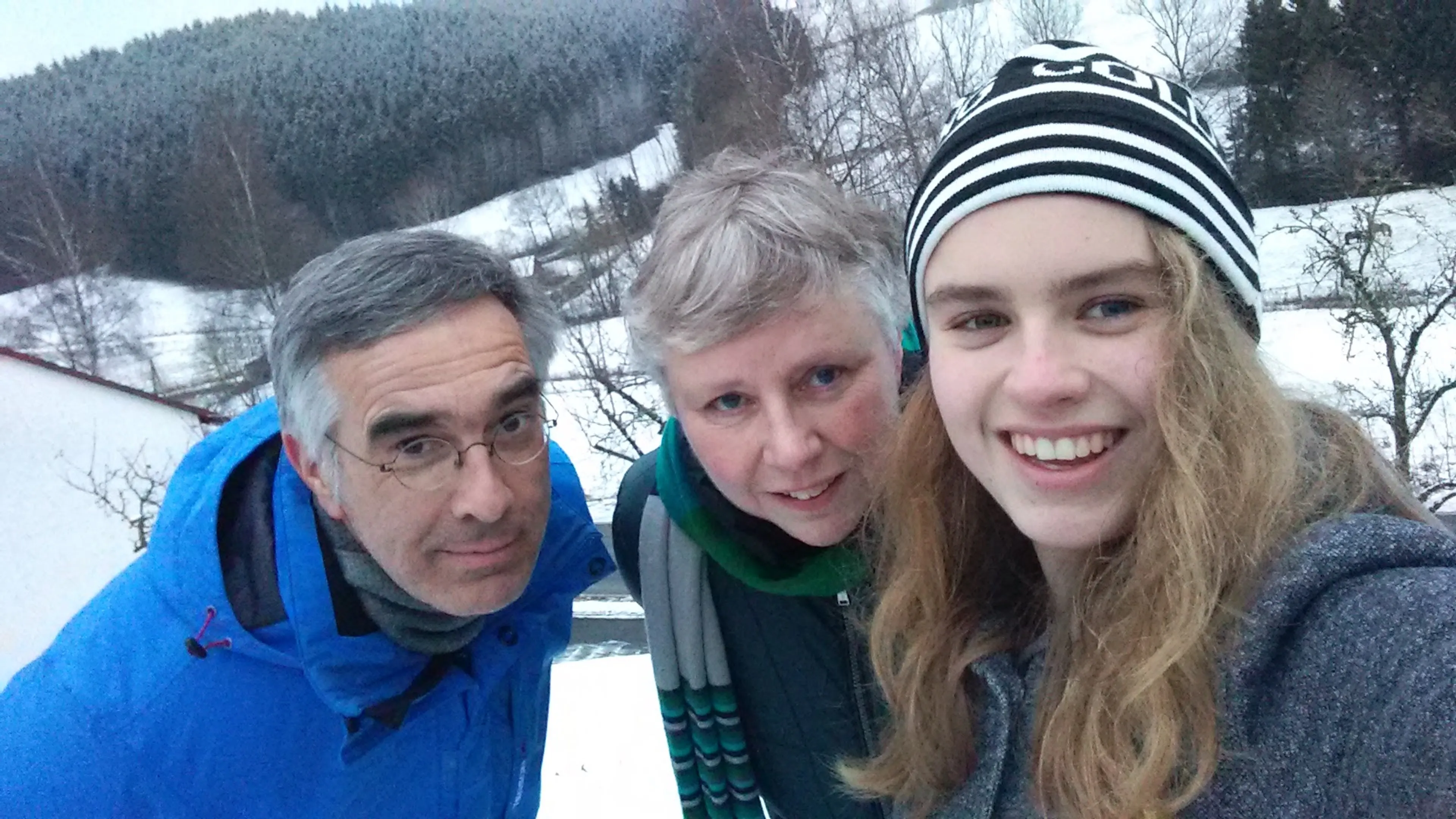 Thee zetten in de keuken van haar vader zou geruststellend moeten zijn. Maar tussen pillendoosjes en ziekenhuisgangen sluipt de angst bij Rebekka weer naar binnen. Dit keer draait de medische molen voor hem.
