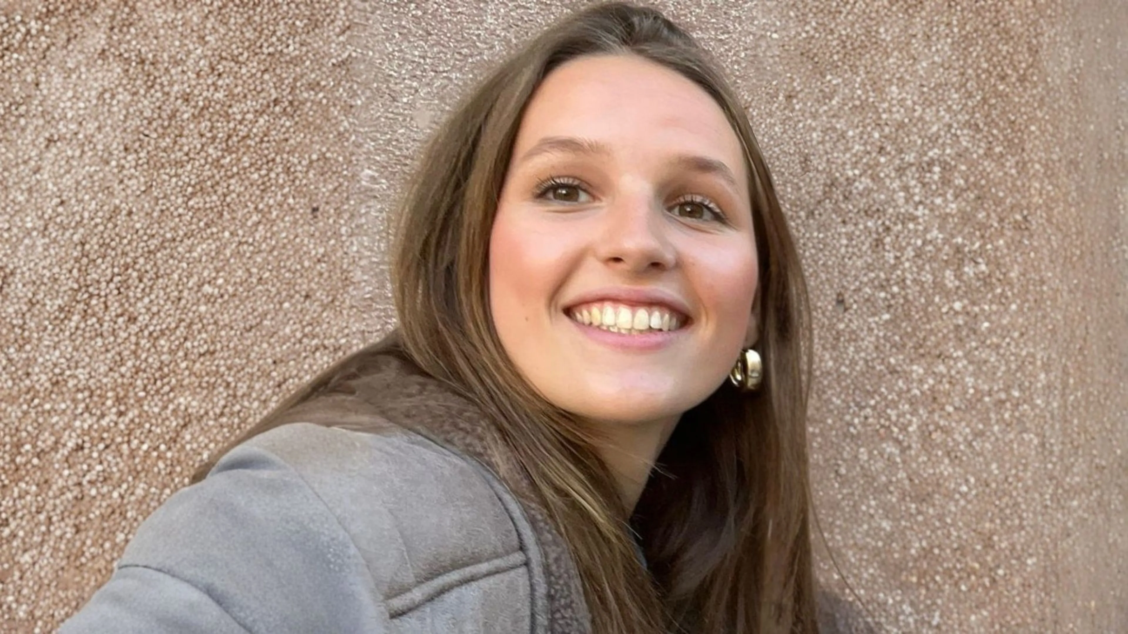 Een dag na een gezellige meidenavond wordt Guusje (16) aangereden door een vrachtwagen. In eerste instantie hoopt haar vriendinnengroep nog op goed nieuws. Maar al snel wordt duidelijk: Guusje heeft het niet overleefd. “Ik heb gewoon doei tegen haar gezegd, omdat ik niet wist dat dat de laatste keer zou zijn.”