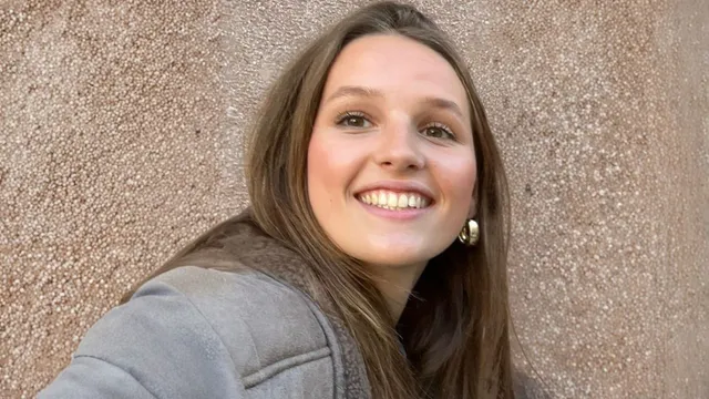 Een dag na een gezellige meidenavond wordt Guusje (16) aangereden door een vrachtwagen. In eerste instantie hoopt haar vriendinnengroep nog op goed nieuws. Maar al snel wordt duidelijk: Guusje heeft het niet overleefd. “Ik heb gewoon doei tegen haar gezegd, omdat ik niet wist dat dat de laatste keer zou zijn.”.