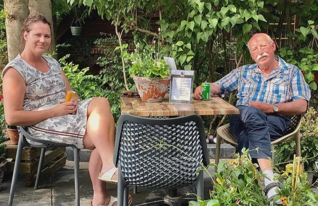 Mariekes vader Klaas was hartpatiënt. Toen hij in 2008 een hartstilstand kreeg en in coma raakte, bereidde de familie zich voor op een afscheid. Toch kregen ze nog een aantal ‘extra’ jaren van hem, tot hij in 2022 overleed.