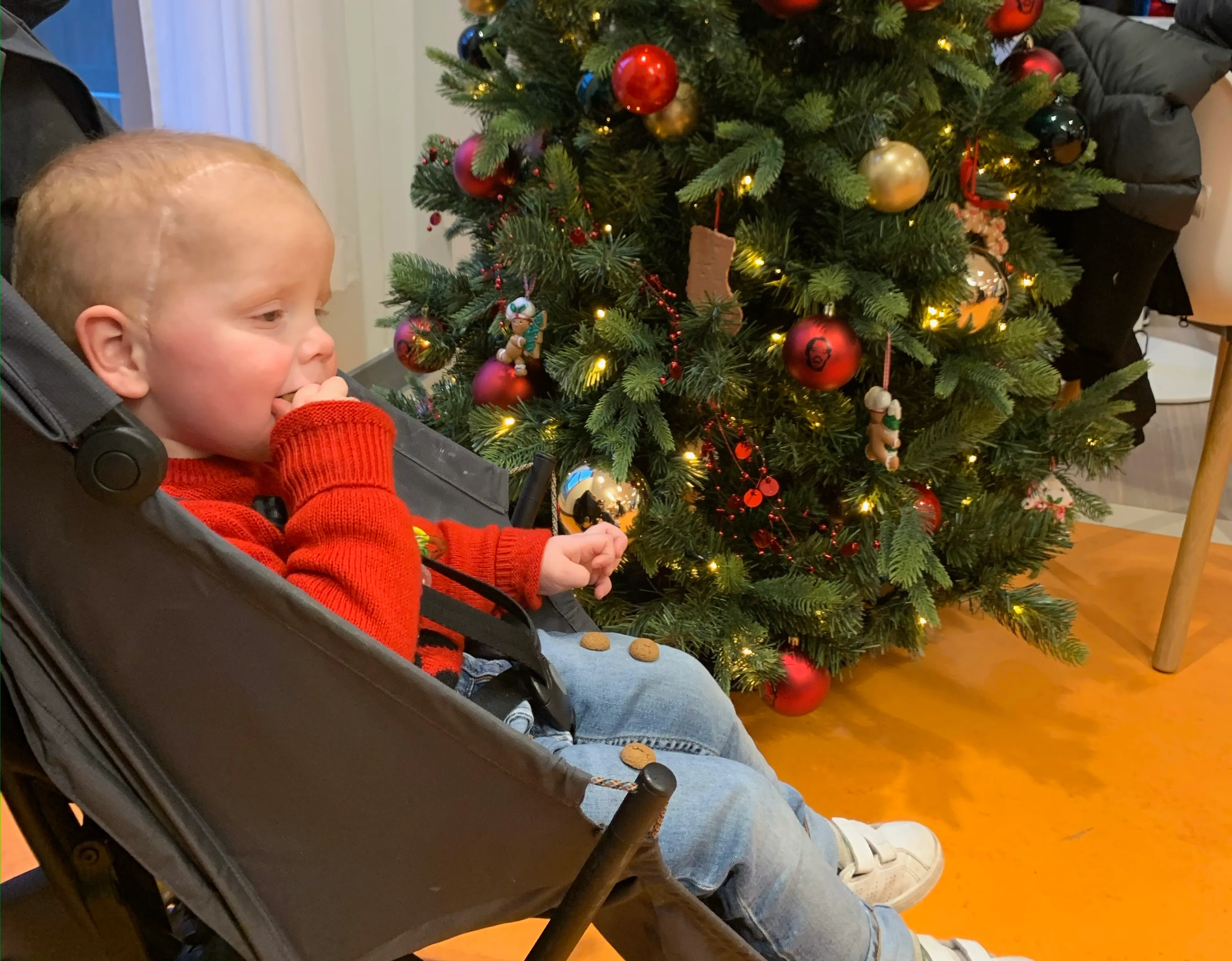 Na de diagnose van zijn ongeneeslijk zieke zoontje Kasper kon elke kerst de laatste zijn. Toch deden Jeroen en zijn gezin er alles aan om het feest keer op keer onvergetelijk te maken. Vier keer werd het ‘de laatste’, met als ontroerend hoogtepunt de reis naar Texel.