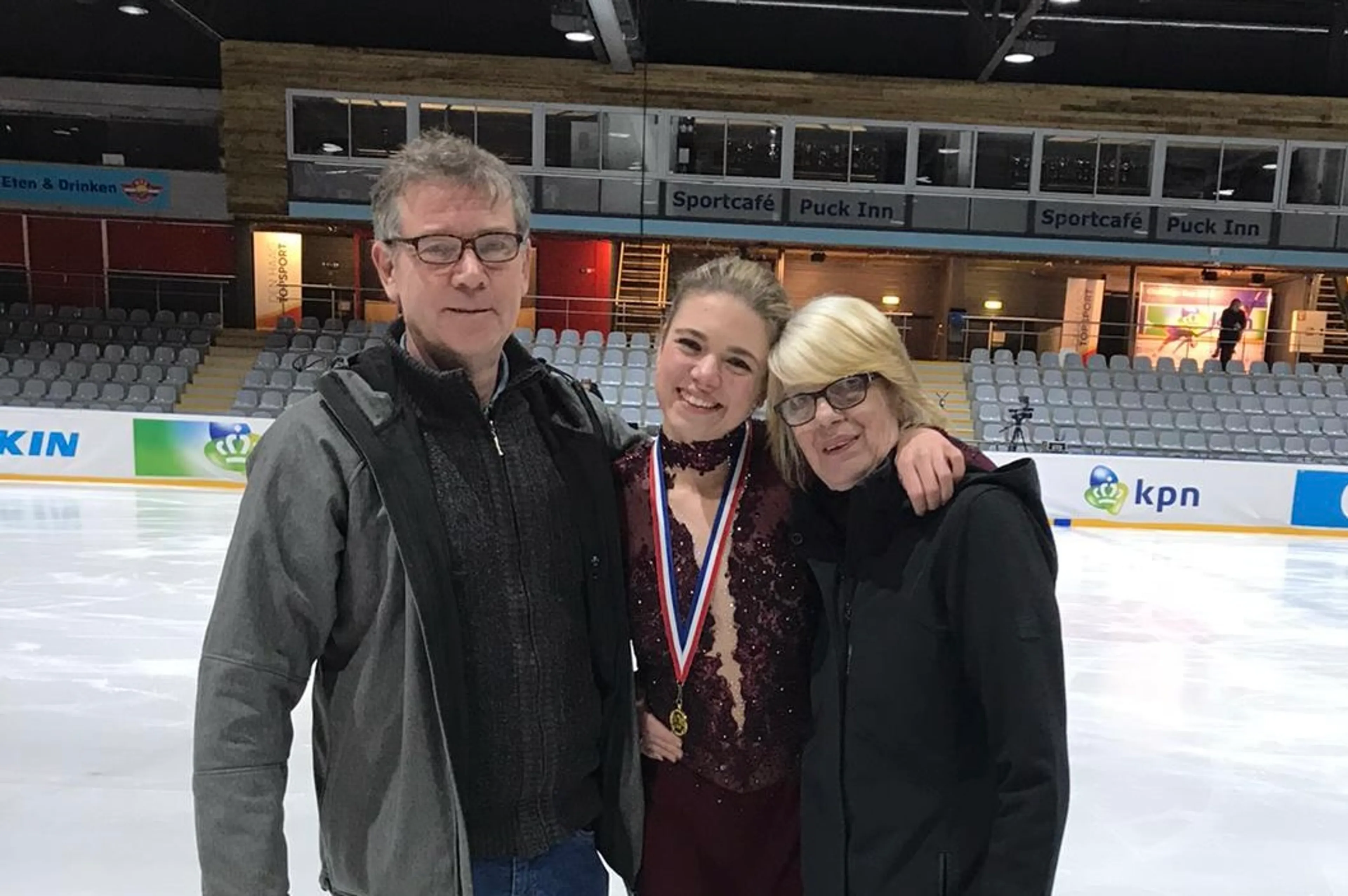 De moeder van Niki Wories sterft na een ziekbed van een week. Om haar moeder dichtbij te voelen besluit Niki het kunstschaatsen weer op te pakken. Mede geïnspireerd door de nagedachtenis aan haar moeder is Niki nu een veelbelovende, opkomende ster in de kunstschaatswereld.