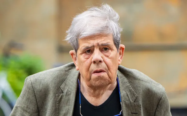 “Hij is leeg. Hopelijk nog lang”, schreef Joost Prinsen in 2016 op de doodskist in het EO-programma De Kist. Op 83-jarige leeftijd is hij overleden. In diezelfde uitzending spreekt hij openhartig over verlies, afscheid en het overlijden van zijn vader, toen hij zelf nog een kind was.