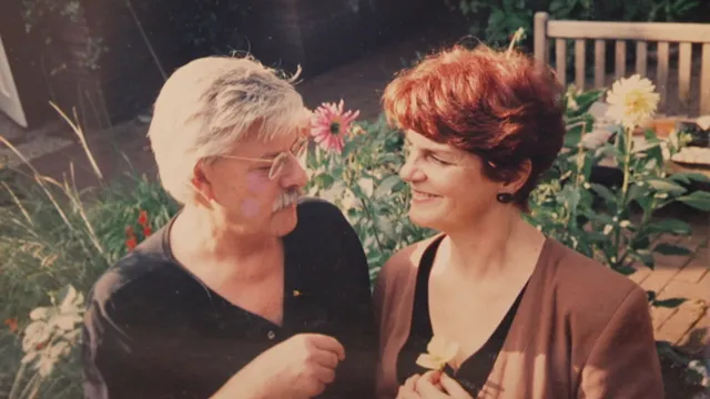 Aflevering Bid, Bedank, Bewonder – 23 november
Auteur Jan Siebelink (87) was 59 jaar samen met zijn vrouw Gerda, tot zij in de zomer van 2024 overleed. Na haar verlies worstelde Jan met schrijven, maar drie maanden later zet hij toch zijn eerste zinnen op papier: “Ik heb haar eigenlijk weer een beetje tot leven gebracht.”.