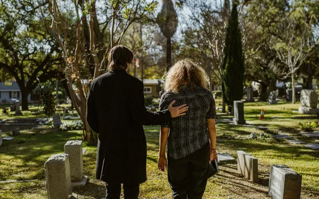 Als je partner overlijdt, staat je wereld op z’n kop. Rouwexpert Manu Keirse geeft advies hoe je verder moet na zo'n verlies.