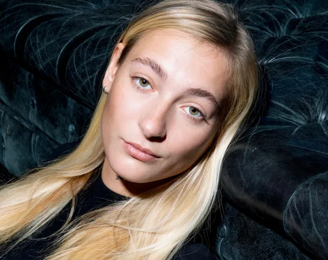 Emiel den Hollander (24) is overleden. Hij raakte in april ernstig gewond nadat hij uit een flat viel en werd sindsdien in kritieke toestand in coma gehouden. Emiel was de tweelingbroer van zangeres Stien den Hollander (S10). Vandaag heeft het Openbaar Ministerie bekendgemaakt dat Emiel is overleden.