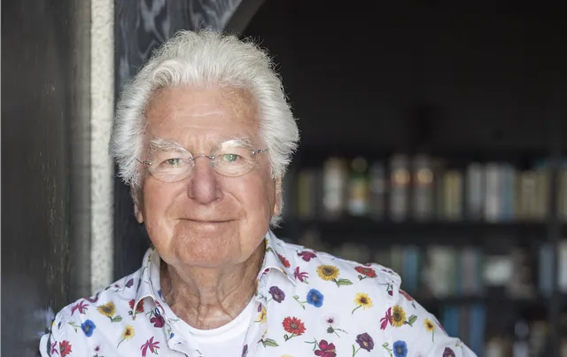 Zanger, acteur en cabaretier Gerard Cox is op 85-jarige leeftijd overleden. Hij stierf in zijn huis in Mijnsheerenland, vlak bij Rotterdam. Vorige maand maakte hij bekend ongeneeslijk ziek te zijn. Hij koos ervoor zich niet te laten behandelen. Cox verwierf grote bekendheid met zijn muziek, cabaret en televisiewerk.