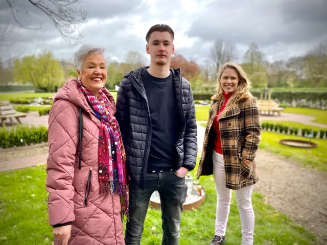 Tonny en haar kleinzoon Damian Hokke staan bij het graf van Remco: haar zoon en zijn vader. Een man vol leven, grappen en grollen, die hield van koken en altijd mensen om zich heen wilde. Remco’s onverwachte overlijden laat een enorme leegte achter, vertellen ze in de uitzending van ‘Ik mis je’.