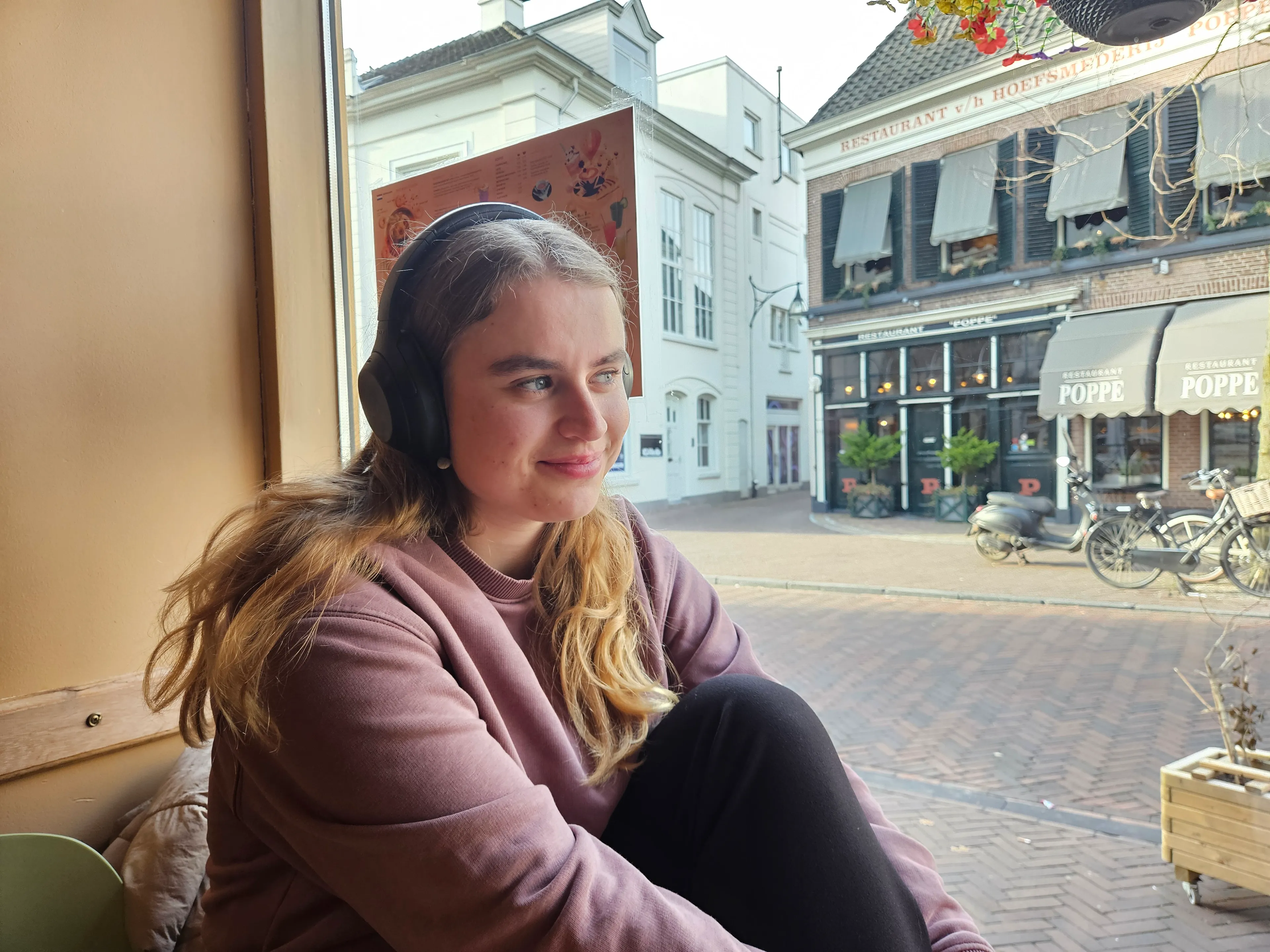 Eerst dook Rebekka vol in rouw: boeken, podcasts, een documentaire over een uitvaartondernemer. Nu vermijdt ze ineens het stekende gevoel - en zelfs mama’s graf. In de auto komt de confrontatie via één pianointro: track 5.