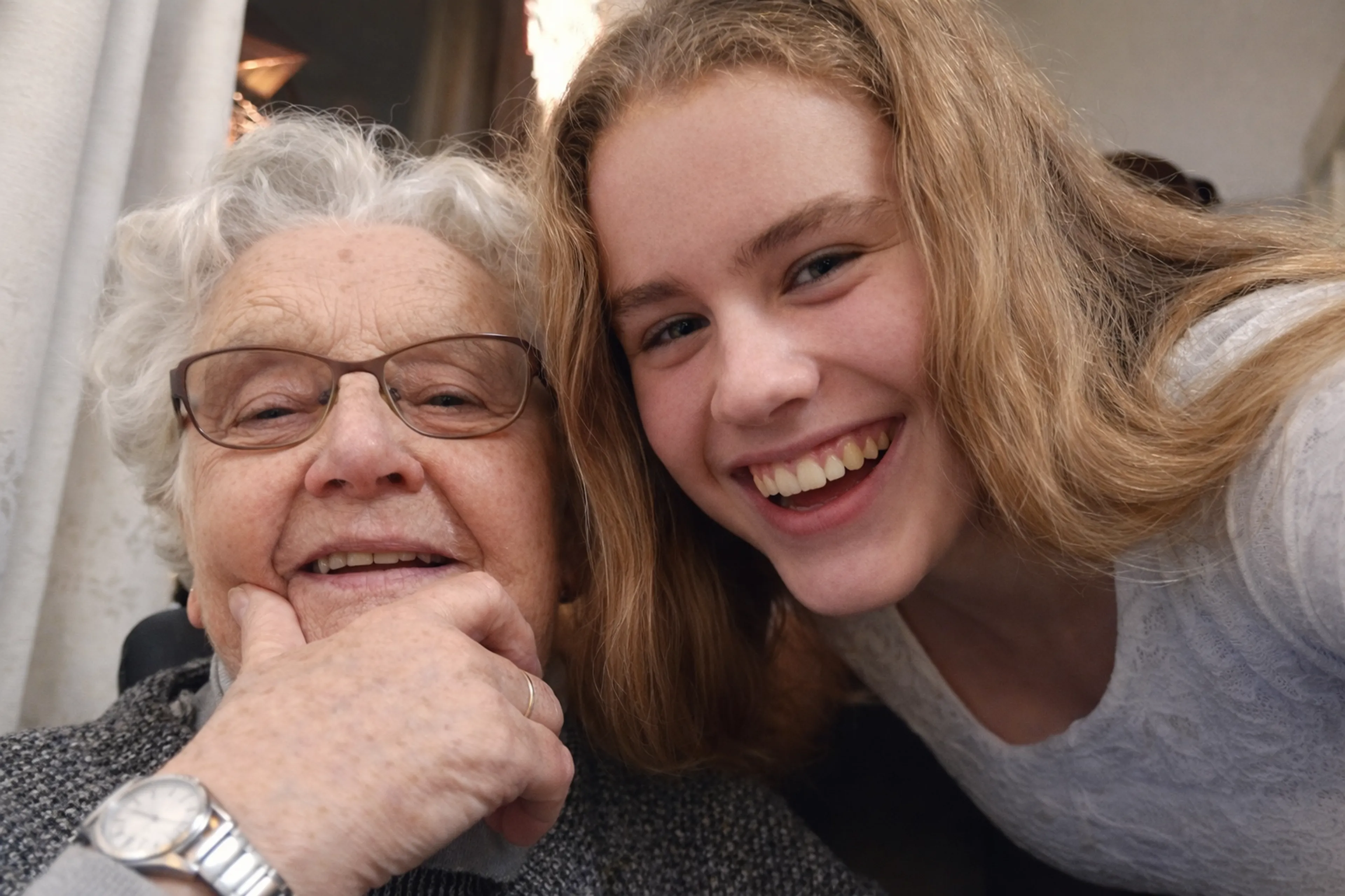 Een oma die schaterlacht in de autowasstraat, een moeder die vol verbazing meekijkt: in Rebekka’s herinneringen zijn ze bijna niet los van elkaar te zien. Maar juist daardoor raakt het gemis om haar oma soms ondergesneeuwd, en dat doet pijn.