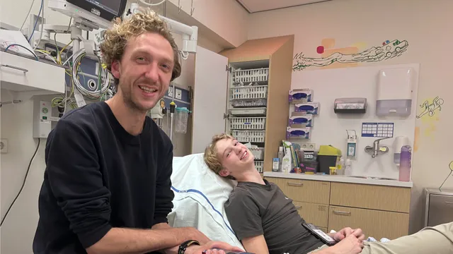 Nadat een routineoperatie volledig misloopt, staat vader Sven voor een hartverscheurende beslissing: het moment bepalen waarop hij de machines wil uitzetten die zijn vijftienjarige zoon Ossip in leven houden. “In die eerste dagen na zijn overlijden zag ik geen weg vooruit.”.