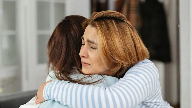 "Hoe intens je rouwproces nu ook voelt, het kan echt lichter worden"
Elk overlijden is intens. Maar als een dierbare een niet-natuurlijke dood sterft, bijvoorbeeld door femicide, komt daar nog een extra dimensie bij. Hoe rouw je als je wereld zó bruut wordt stilgezet? We vroegen het aan klinisch psycholoog Anouk van Berlo, werkzaam bij het Psychotraumacentrum Zuid Nederland en gespecialiseerd in therapie na traumatisch overlijden.