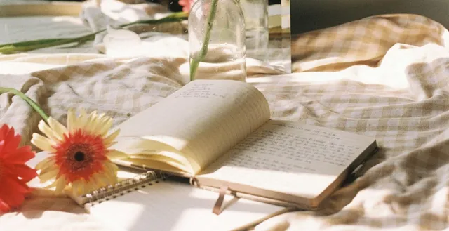 Soms schieten woorden tekort, zeker bij verdriet of rouw. Een gedicht kan dan verwoorden wat je zelf niet kunt zeggen. In herkenning vinden we troost - en het gevoel dat we niet alleen zijn.