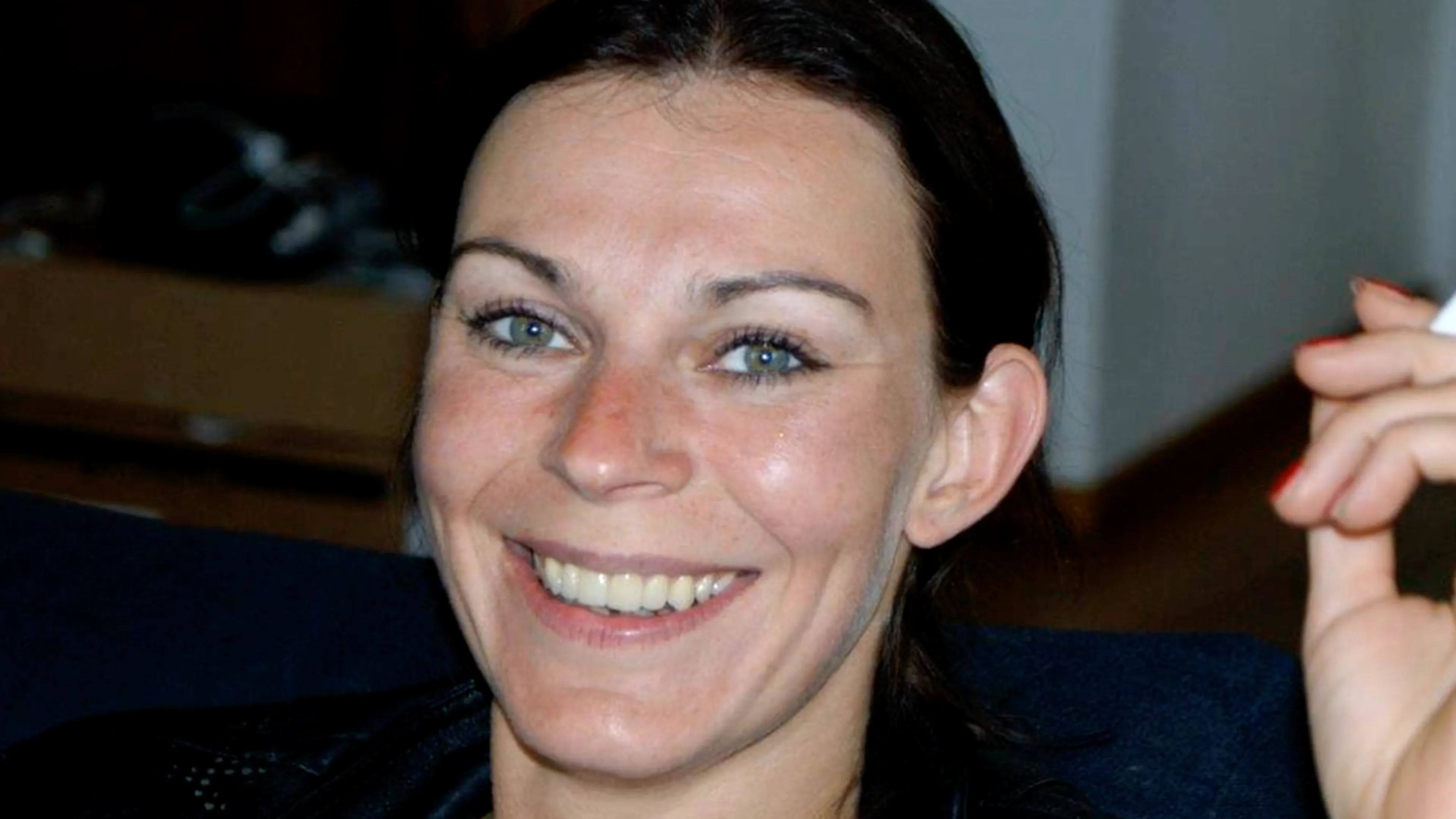 De creatieve Miranda zoekt naar erkenning in de liefde, maar raakt verstrikt in een gewelddadige relatie. Lena ziet haar zus langzaam verdwijnen, zonder dat het haar of anderen lukt om haar te helpen. “Ze had niet meer de levenskracht om opnieuw op te krabbelen," vertelt ze in de uitzending van Ik mis je over femicide.