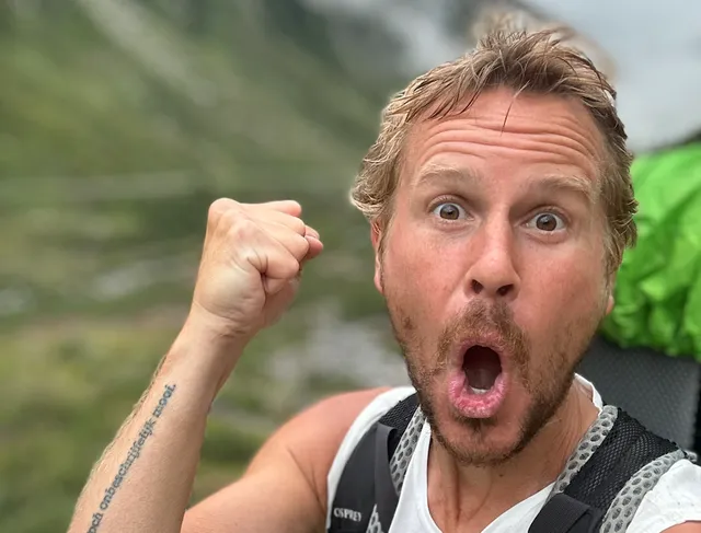 Tijdens een loodzware tocht naar Sparta hoort Jeroen van Veen onverwachts de stem van Kasper, het zoontje dat op vierjarige leeftijd overleed.