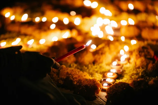 Kerst kan anders voelen wanneer je iemand mist; hoe vol het huis ook is, de leegte blijft. Stilstaan bij dat gemis is belangrijk, want wie wordt gemist, hoort er nog altijd bij. Catharina de Riet dicht over het gevoel van iemand missen tijdens kerst.