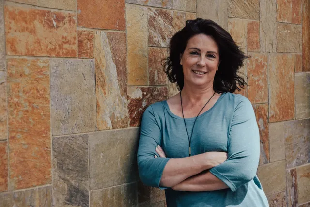 Vandaag wordt een belangrijk manifest overhandigd aan de Tweede Kamer: een oproep voor rouwverlof. “De impact van overlijden wordt zwaar onderschat”, zegt initiatiefnemer Marrit van Exel, die zelf haar man en dochter verloor. “Bij de dood is er niks geregeld, terwijl de gevolgen enorm zijn.”.