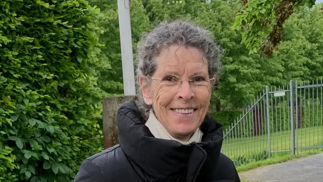 In de nacht van 27 op 28 maart 2024 verdwijnt de 75-jarige Marijke van Weel. Alleen haar fiets wordt teruggevonden, bij een bankje aan de oever van de rivier. In Verdwenen vertellen Ingrid en Edwin aan Marleen Stelling over de vermissing van hun moeder.