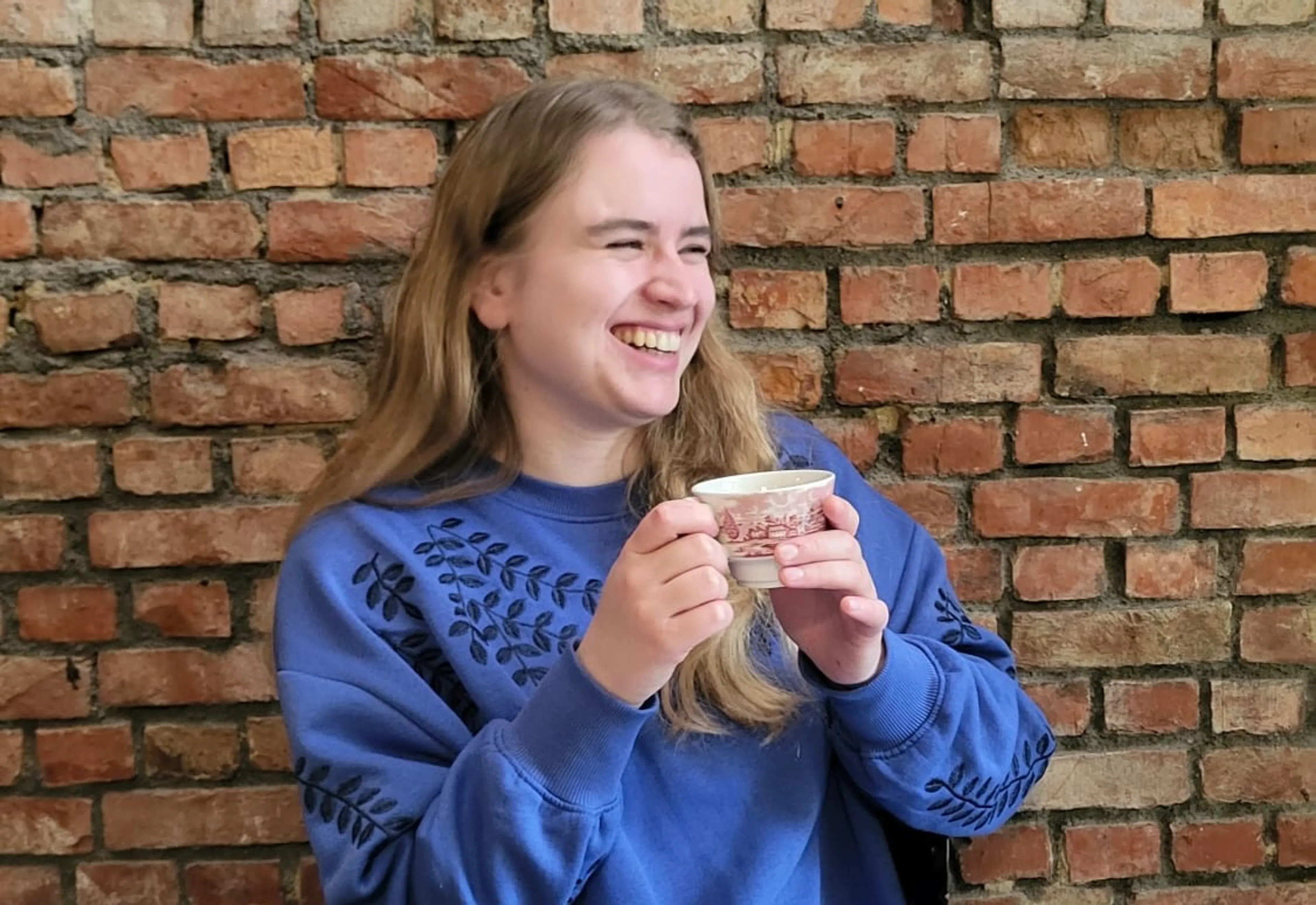 Hoe houd je iemand levend in een gesprek dat alweer verder gaat? Rebekka kent dat gevoel maar al te goed. In deze blog deelt ze wat het betekent om trots te zijn op iemand die er niet meer is, en hoe een krakend snoertje toch alles goedmaakt.