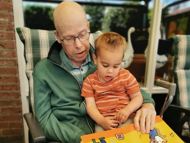 Op de verjaardag van hun jongste dochter krijgt Gert-Jan, de man van Marianne, zijn eerste herseninfarct. Hij raakt halfzijdig verlamd. Met grote steun van zijn gezin werkt hij zich weer omhoog – maar telkens opnieuw gaat het mis. Na het vijfde herseninfarct begrijpt Marianne zonder dat hij het hoeft uit te spreken waar haar man naar verlangt.