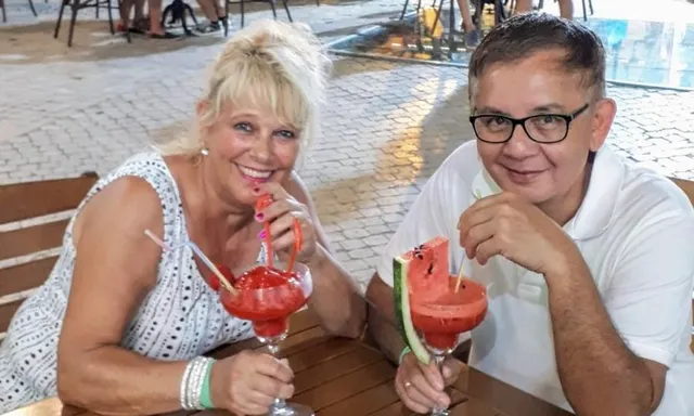 Geoffrey, de man van Elly, ging zingend door het leven. Totdat bij hem een tumor in de longen werd ontdekt. Na de operatie leek alles schoon, maar later bleek dat er toch ziekte was achtergebleven. Een fatale longbloeding volgde. “De artsen zeiden: we kunnen niets meer doen.”.