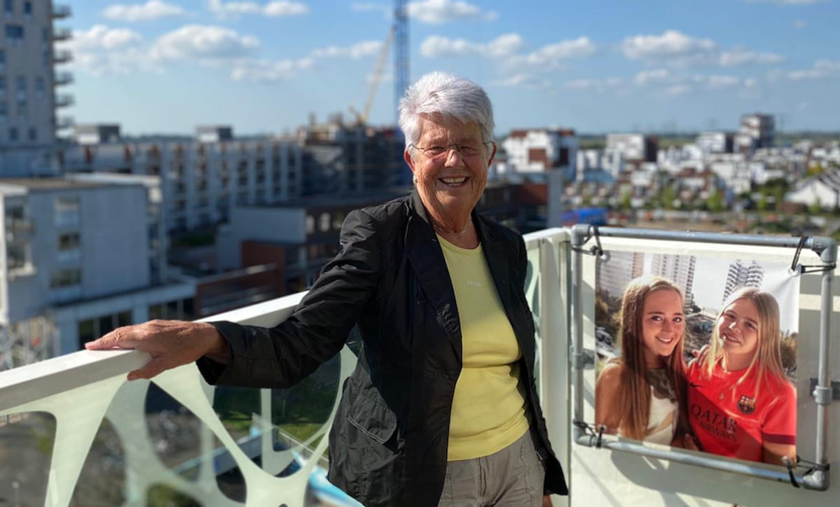 Paula verliest haar moeder door corona: ‘Ik kon een jaar lang niet rouwen’