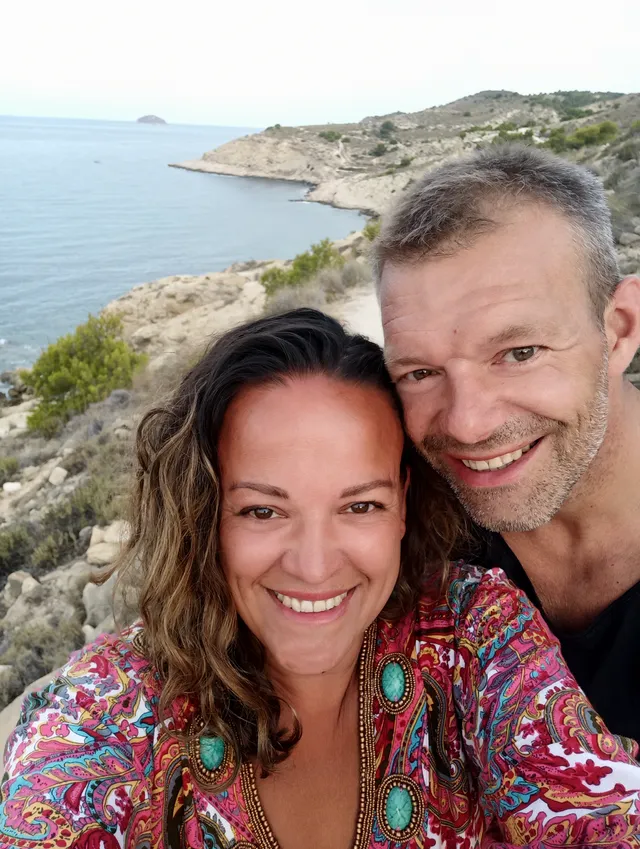 Harima en Joris zijn elf jaar samen wanneer Joris tijdens een weekendje weg plotseling overlijdt, op veertigjarige leeftijd. In Ik mis je vertelt Harima aan Arjan Lock over het leven dat ze samen hadden, zijn levendige karakter en hoe ze verder moet zonder hem.