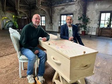 Nieuw seizoen EO-programma 'De Kist' vanaf donderdag: ‘De dood is een mooi excuus om het over wezenlijke dingen te hebben’