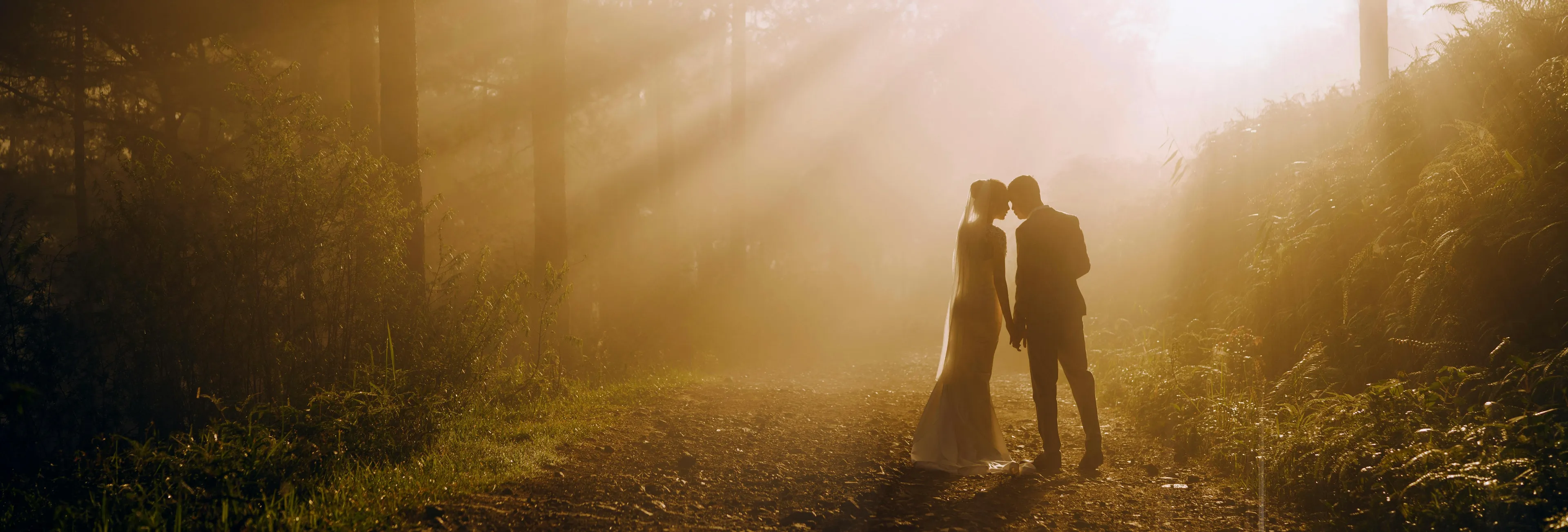 Valentijnsdag kan een scherpe rand hebben wanneer degene van wie je houdt er niet meer is. Tussen alle zichtbare uitingen van liefde wordt voelbaar wat ontbreekt - en tegelijk wat blijft. Dit gedicht van Catharina gaat over een hart dat blijft kloppen in verbondenheid, en over de keuze om zorg te dragen voor die liefde, in jezelf.