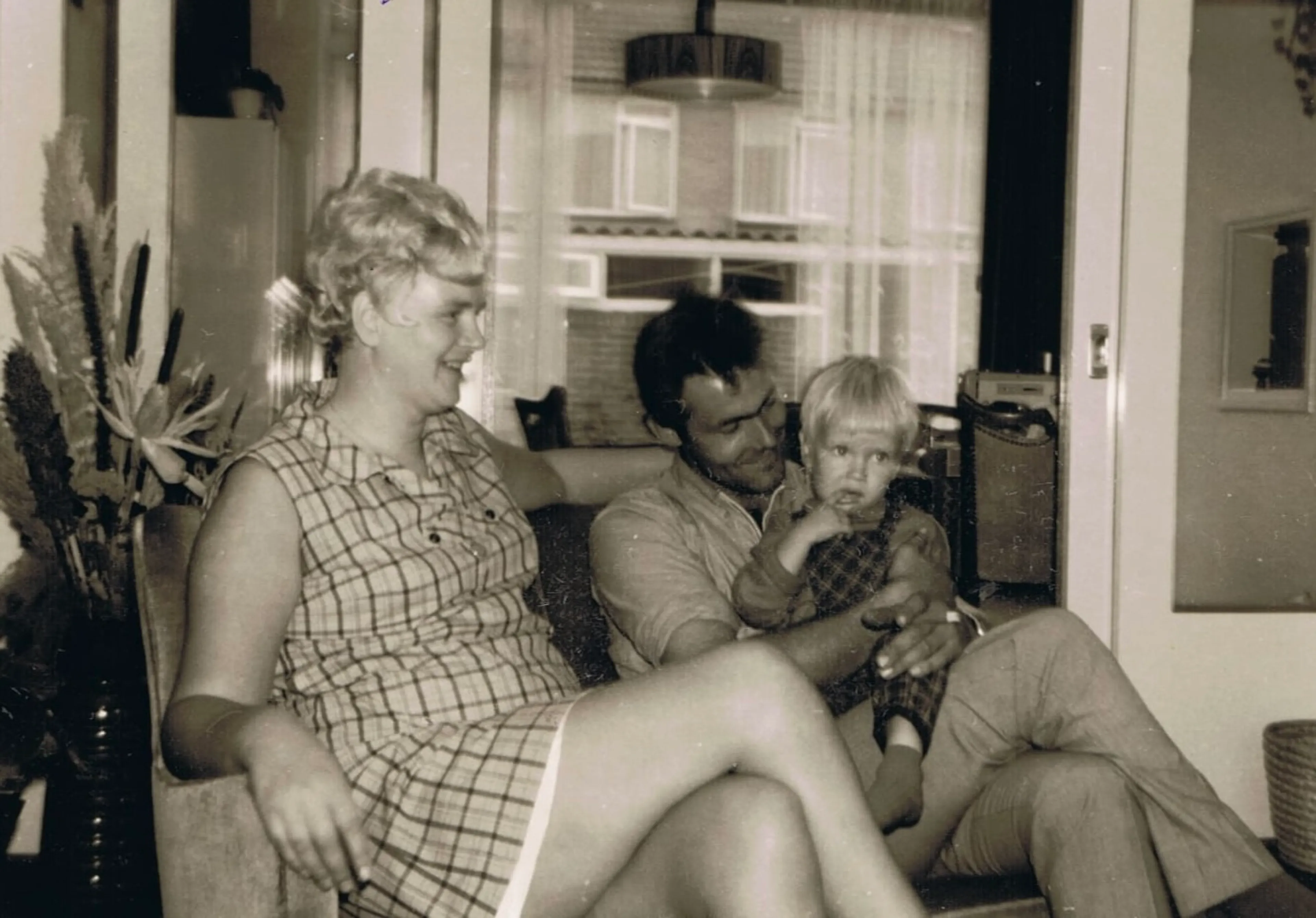 Op 26 augustus 1975 verdwijnt Riek Degeling. Ze is dan 31 jaar. Dochter Karin is bijna zeven. “Doe je best op school en maak wat van je leven”, zegt moeder Riek een paar avonden daarvoor tegen haar. Marleen Stelling praat in Verdwenen met Karin over de verdwijning van haar moeder.