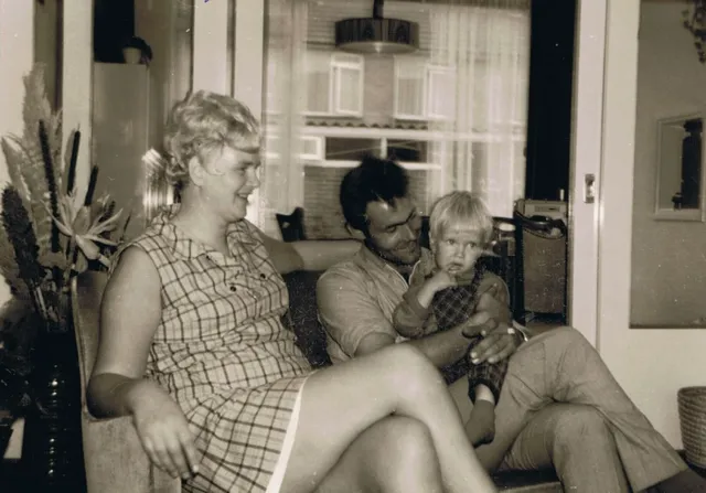 Op 26 augustus 1975 verdwijnt Riek Degeling. Ze is dan 31 jaar. Dochter Karin is bijna zeven. “Doe je best op school en maak wat van je leven”, zegt moeder Riek een paar avonden daarvoor tegen haar. Marleen Stelling praat in Verdwenen met Karin over de verdwijning van haar moeder.