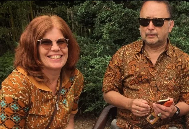 Caty en John staan samen op de dansvloer als haar man ineens in elkaar zakt. Ze beveelt hem: “Je gaat vandaag geen weduwe van me maken!”.