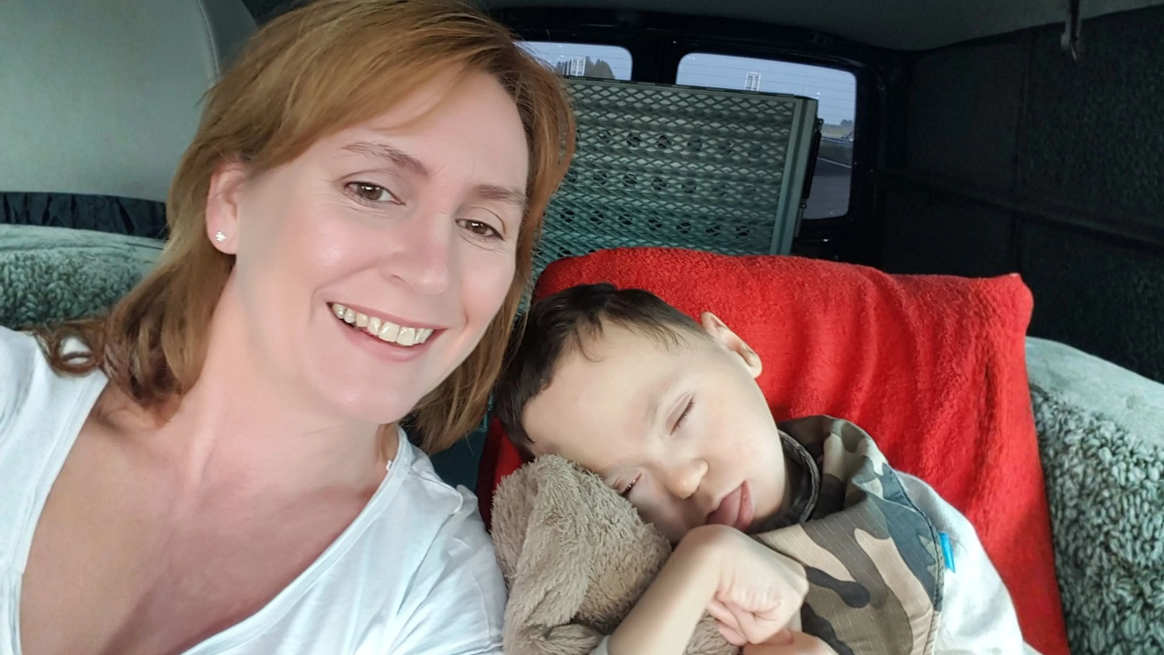 Zoon Dinand is het stralende middelpunt in het leven van zijn ouders, Christa en Hans. Jarenlang zorgen zij dag en nacht voor hem, totdat ze op een ochtend wakker worden naast zijn bewegingloze lichaam: "Hans heeft nog steeds nachtmerries omdat hij niet heeft gemerkt dat Dinand is overleden terwijl hij er vlak naast lag."