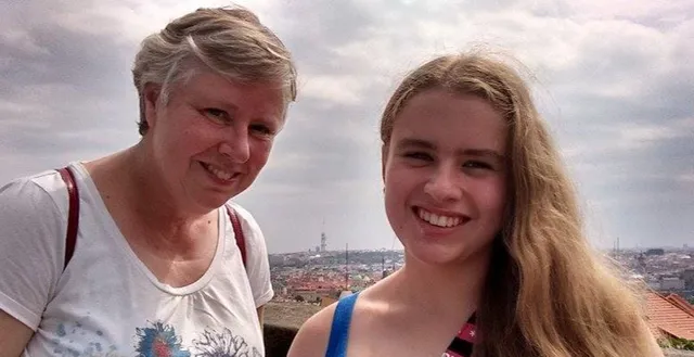 Rebekka geniet - oprecht – van de tijd met haar vader in Parijs. Toch zijn vakanties anders dan voorheen. Het gemis van haar moeder reist altijd mee.