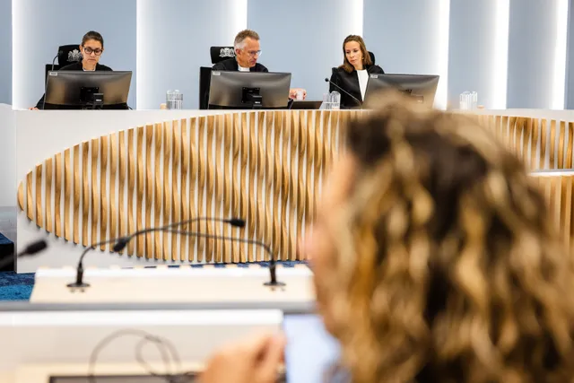 Gisteren begon de rechtszaak tegen chauffeur Juan S. (48). Op 27 augustus 2022 reed hij met zijn vrachtwagen in op een barbecuefeest in Nieuw-Beijerland. Vandaag, bijna drie jaar na het ongeval, spreken nabestaanden en slachtoffers in de rechtszaal de chauffeur toe.