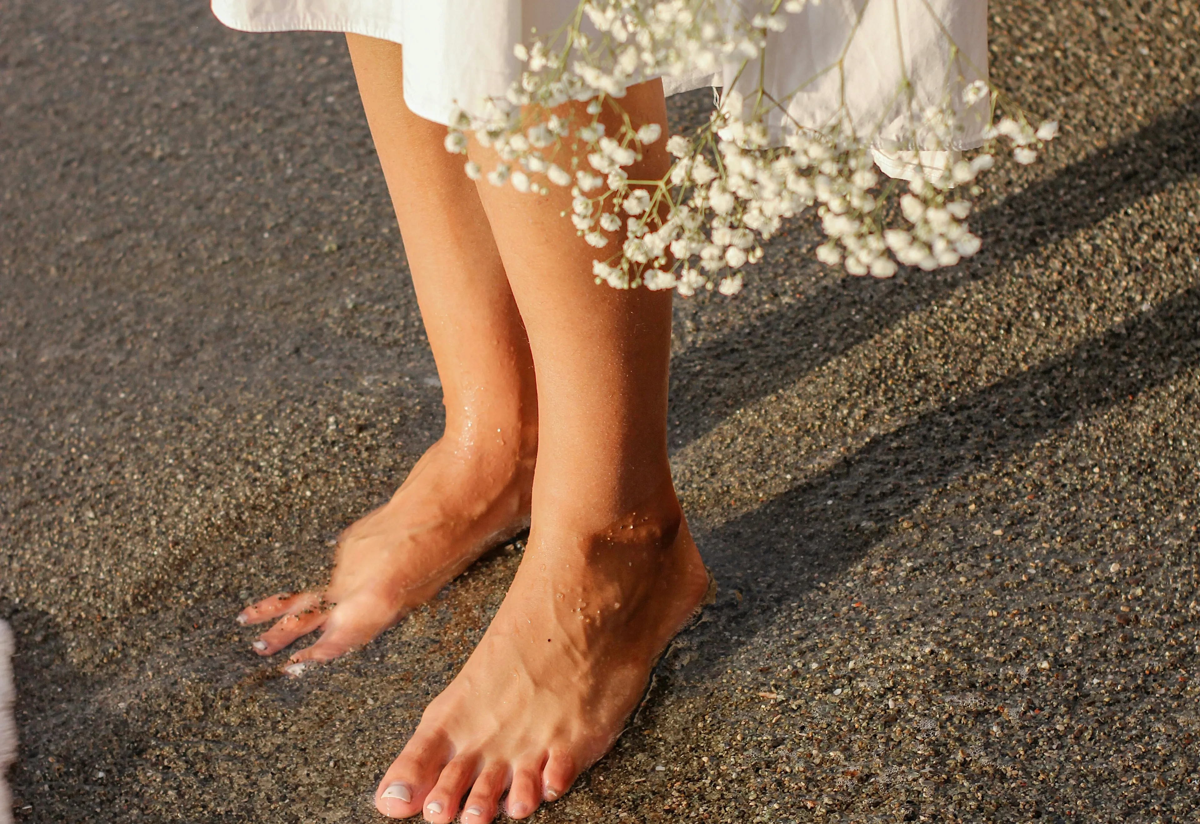 Afscheid zet je in beweging, ook als je zelf nog stil wil blijven staan. De wereld beleef je anders, stiller, maar herinneringen lopen met je mee. In het verlies groeit langzaam de waarde van wat was.