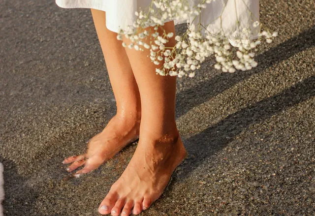 Afscheid zet je in beweging, ook als je zelf nog stil wil blijven staan. De wereld beleef je anders, stiller, maar herinneringen lopen met je mee. In het verlies groeit langzaam de waarde van wat was.