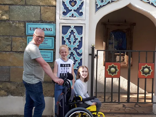 Op Karins verjaardag bezoekt het gezin van Jurgen de Efteling en komen herinneringen aan dochter Luna, die in 2017 overleed, onverwacht sterk terug.