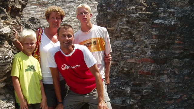 In de zomer van 2009 verdwijnt Rob van Gorkum. Hij is 49 jaar en samen met zijn vrouw Karin en hun jongste zoon Luuk op vakantie aan het Gardameer. Rob brengt een middag door op een verlaten strandje. Wanneer Karin hem die avond gaat zoeken, vindt ze hem niet terug.